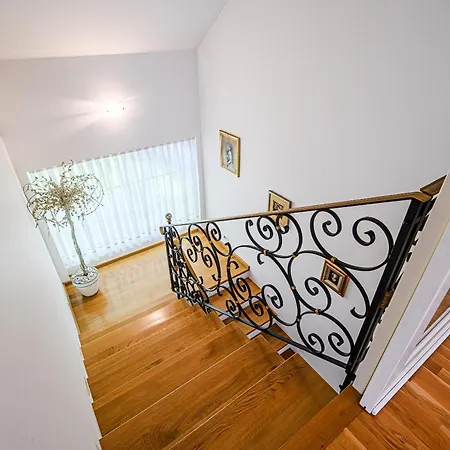 Slavc With 4 Bedrooms Ferienhaus *
