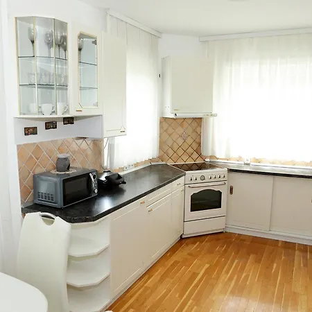 Slavc With 4 Bedrooms Ferienhaus *